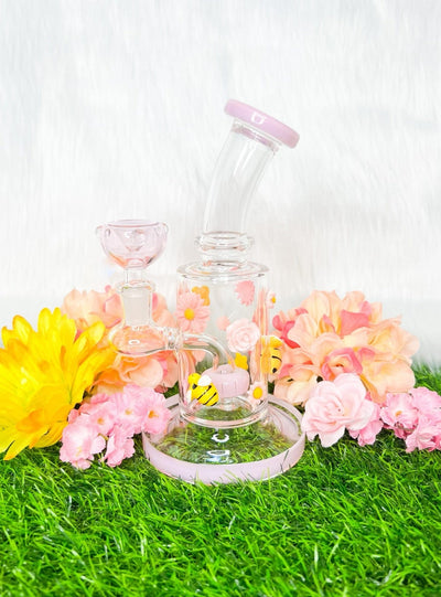 Bee’s and Daisies 7in Glass Water Pipe/Dab Rig