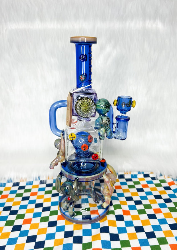 Cheech Aliens Lifting The King Glass Water Pipe/Dab Rig